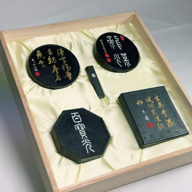 We were finally able to put together the materials for the Bokufu (a special set of Kobaien inksticks) using the materials we received from Kobaien.