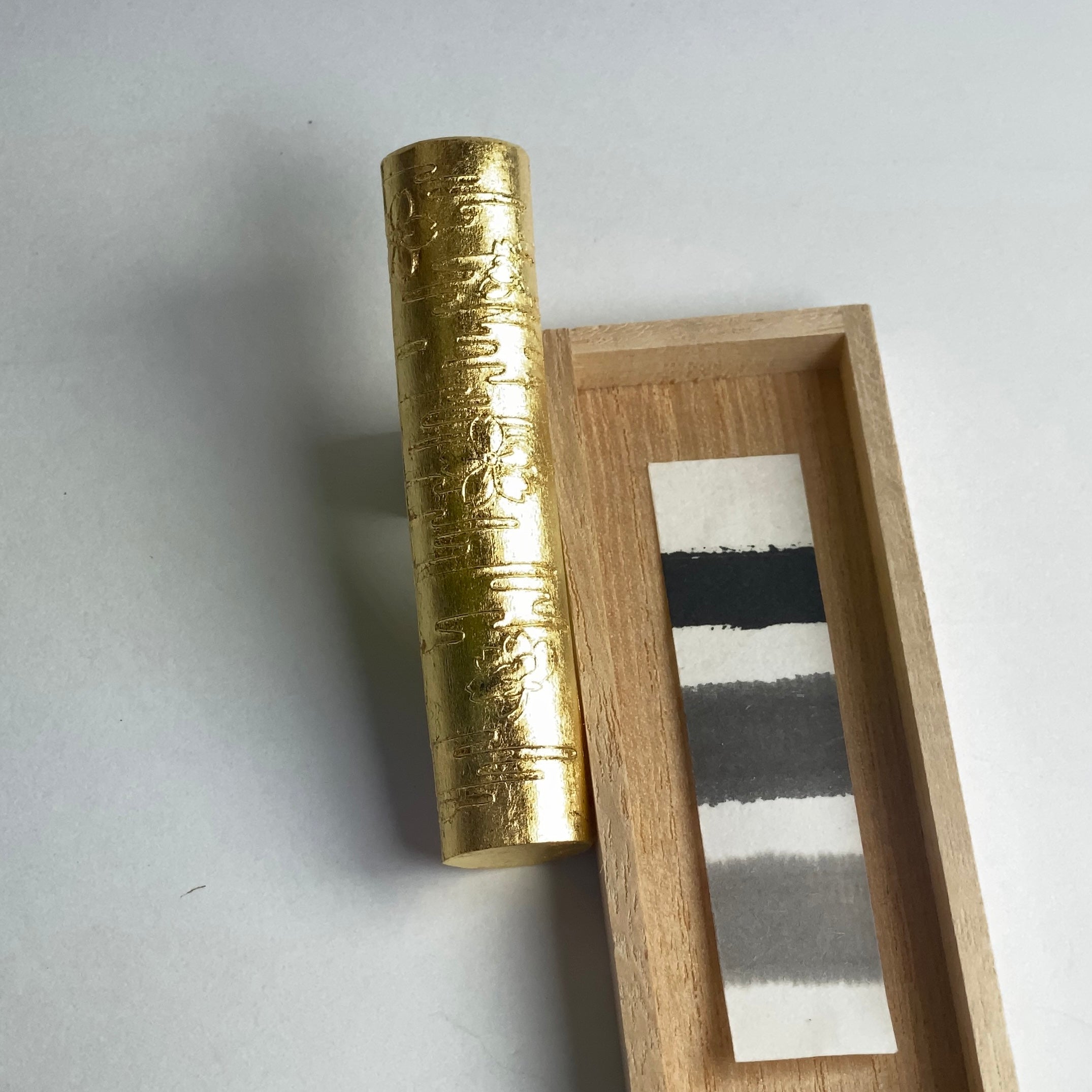 Kin Sakuramon ( Gold leaf ink stick  金桜紋 ) Kobaien sumi ink stick