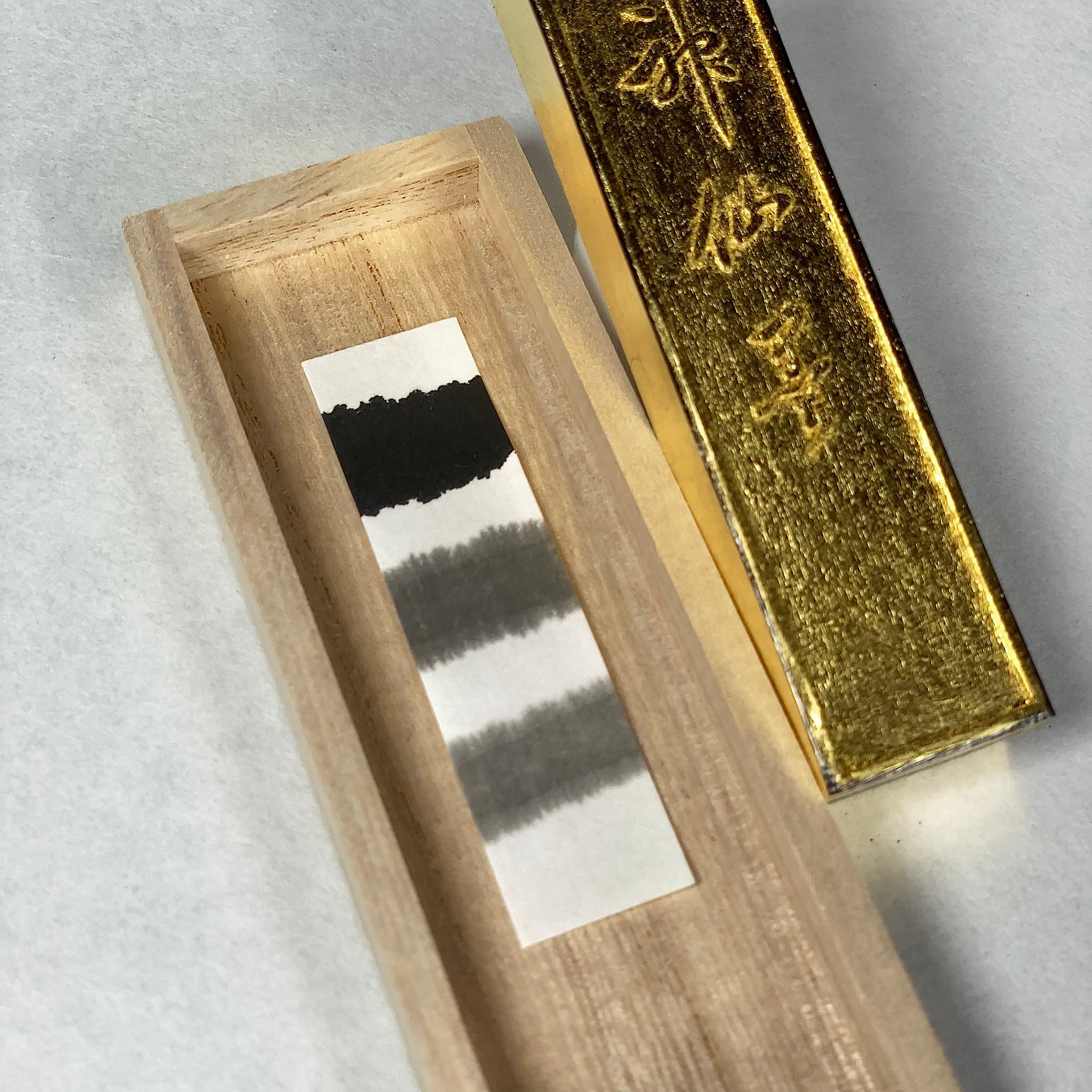 Kinshinsen inkstick ( Brownish black, Real gold Leaf, 金神仙 ) -