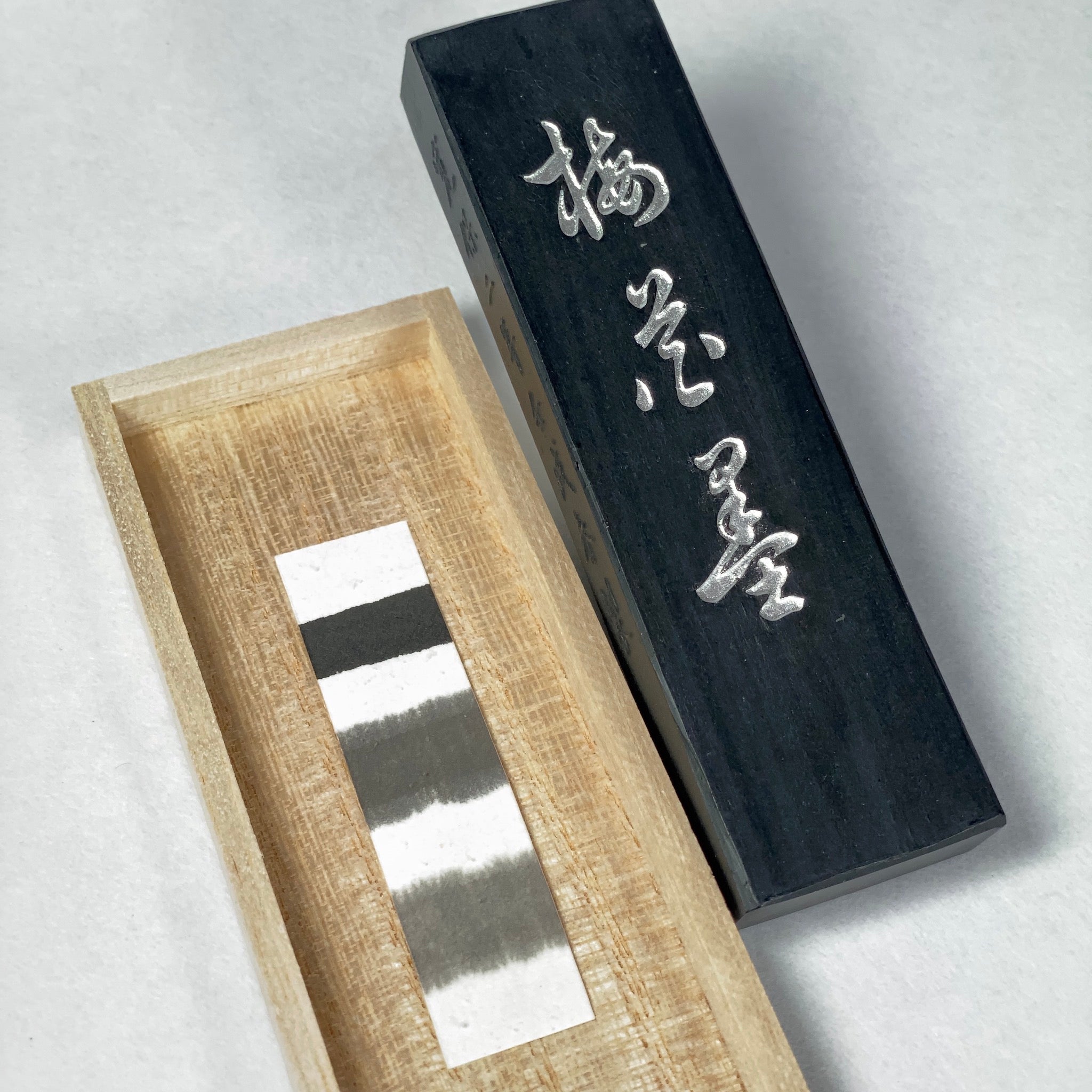 Baikaboku ( 極上梅花墨 极上梅花墨 由古梅园(古梅園)制造 ) manufactured by KOBAIEN, Nara, Japan