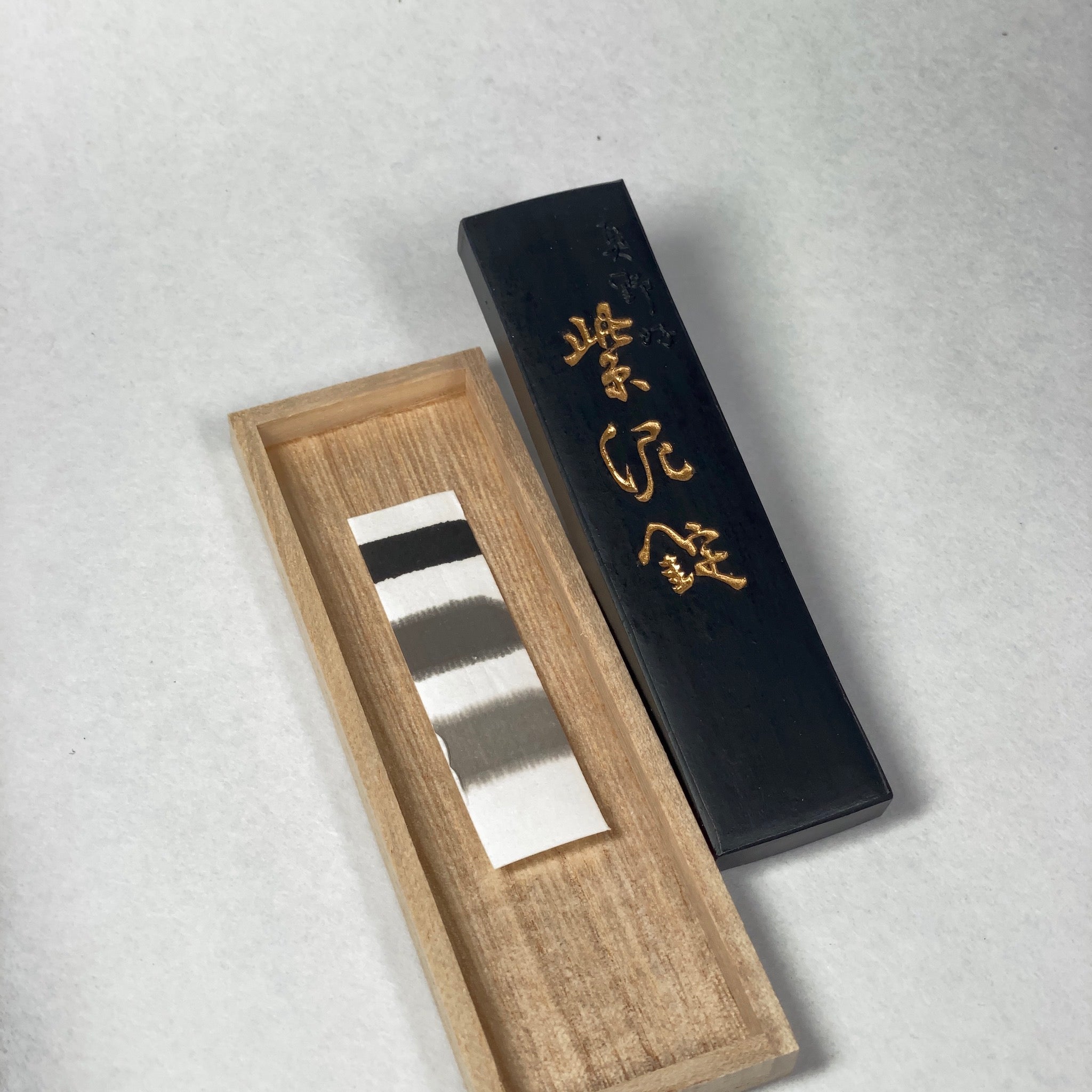 Shideijou ( 紫泥錠  松烟墨 松園墨 由古梅园(古梅園)制造 ) manufactured by KOBAIEN, Nara, Japan