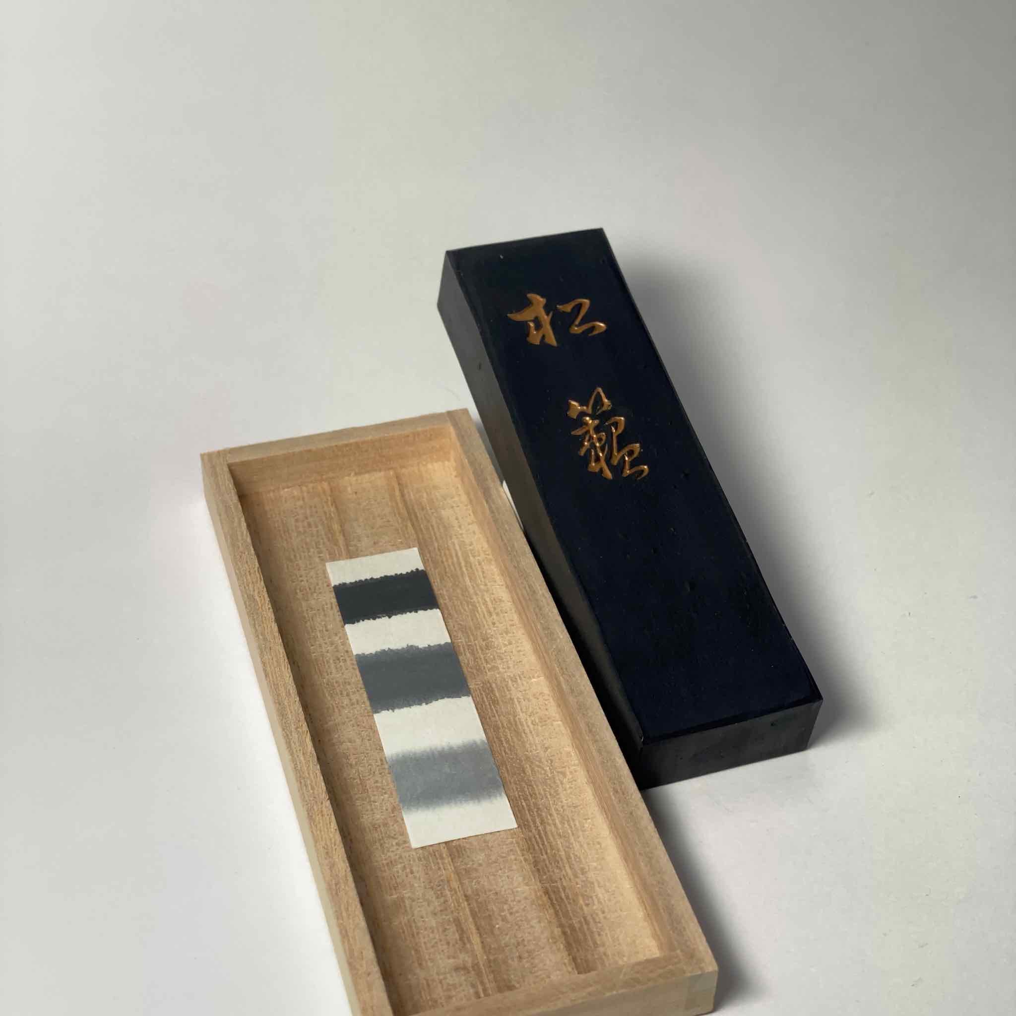 Shourai ( 松籟 青墨 由古梅园(古梅園)制造) manufactured by KOBAIEN, Nara, Japan