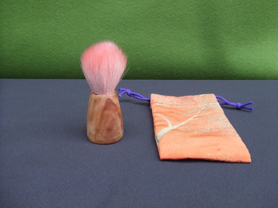 Face brush white & pink ( Wool only, cosmetic use, not for drawing and painting ))