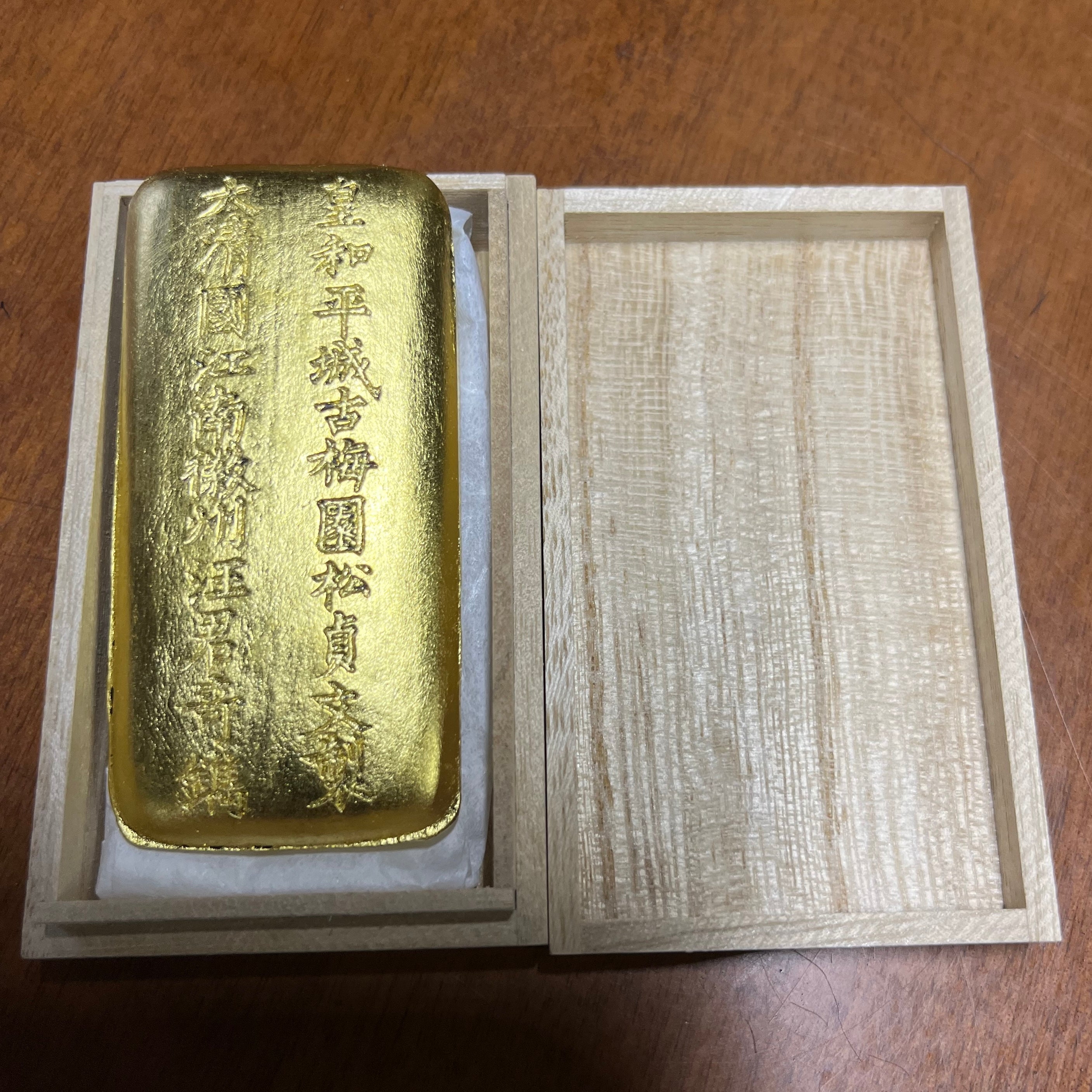 Kin Koubai inkstick ( Gold leaf ink stick , 金紅梅 )
