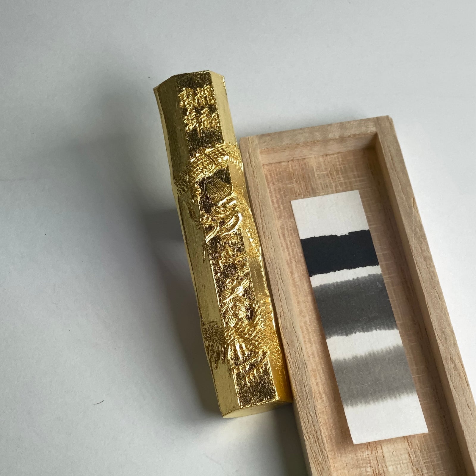 Kin Ryuhou ( Gold leaf ink stick  金龍鳳 )  Kobaien sumi ink stick