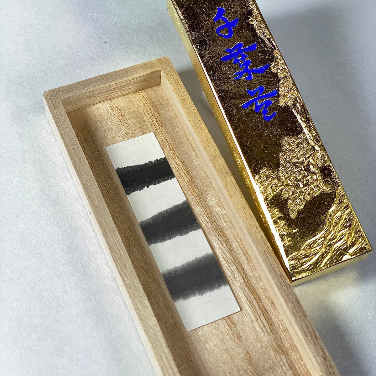 Kinsenzairei inkstick ( Brownish black, Real gold leaf, 金千歳苓 )