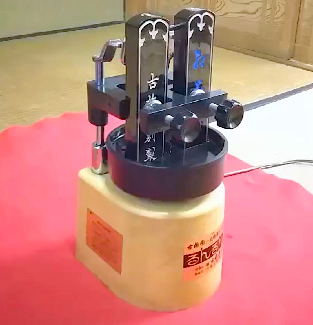 Automatic Inkstick grinding machine “LUNLUN” by Kobaien 古梅园 ( 古梅園) 的自动墨条 ( 墨條 ) 研磨机